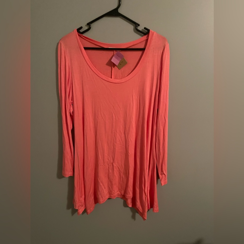 3/4 sleeve Coral tunic. Super soft